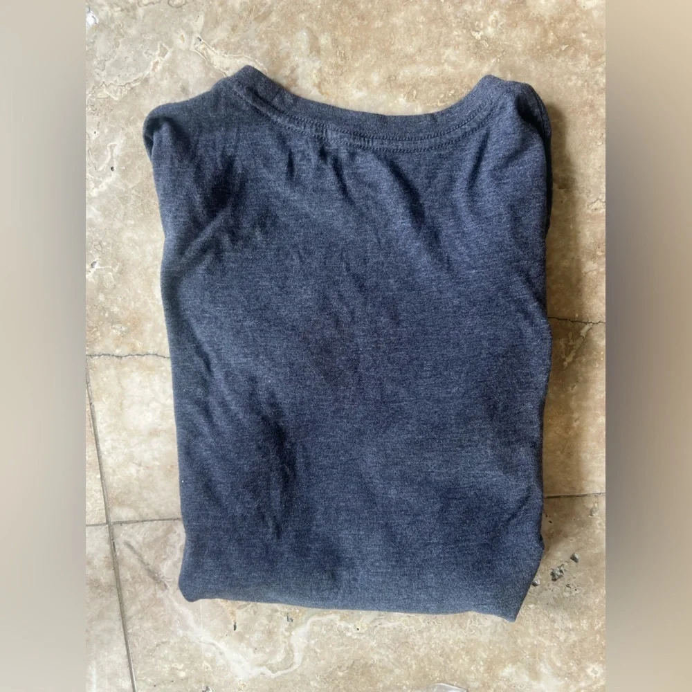 Old Navy boys Jaws long sleeve tea crewneck very good condition XL 14-16
